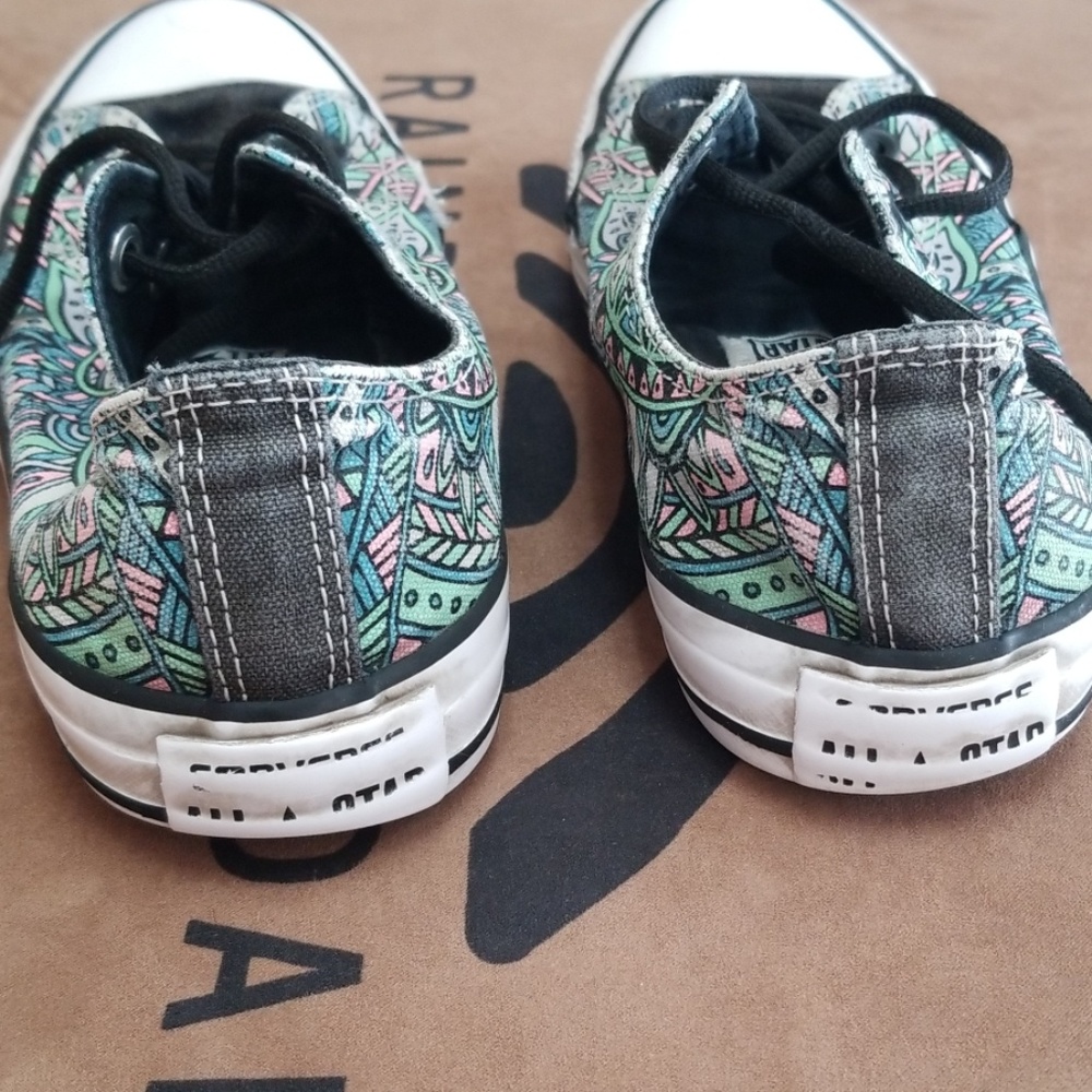Women's Converse. I Have Two Sizes(Size 6 )And (Size 8) - Picture 3 of 5